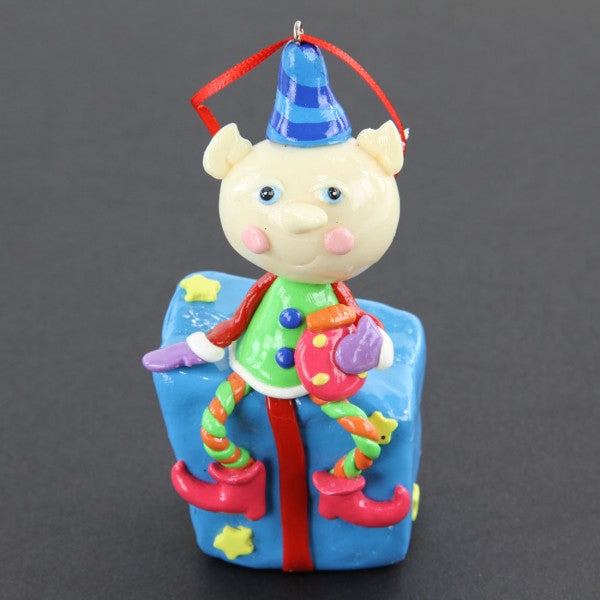 5"CLAY ELF SIT W/PRESENT A5